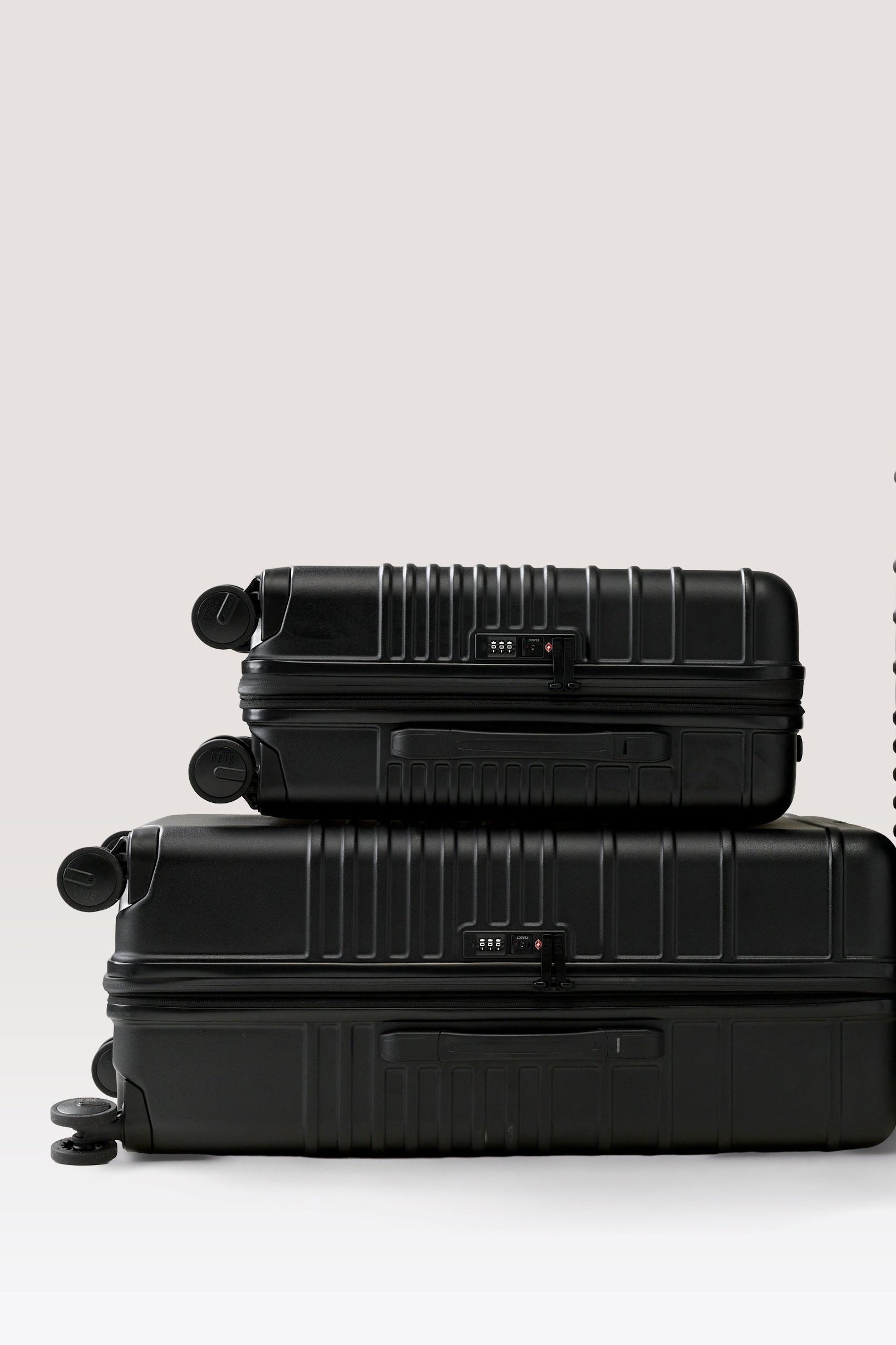 The Medium Luggage Starter Set - Image 2