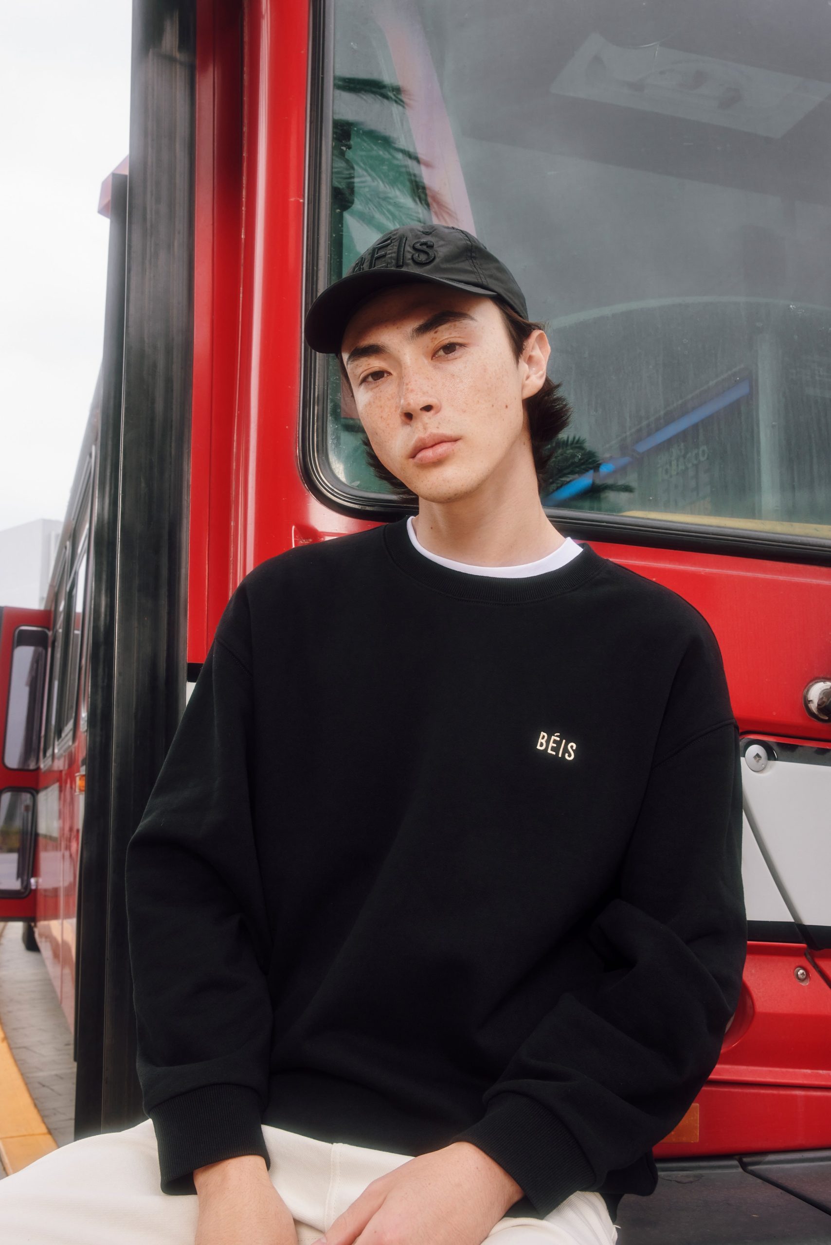 The Sweatshirt in Black - Image 7
